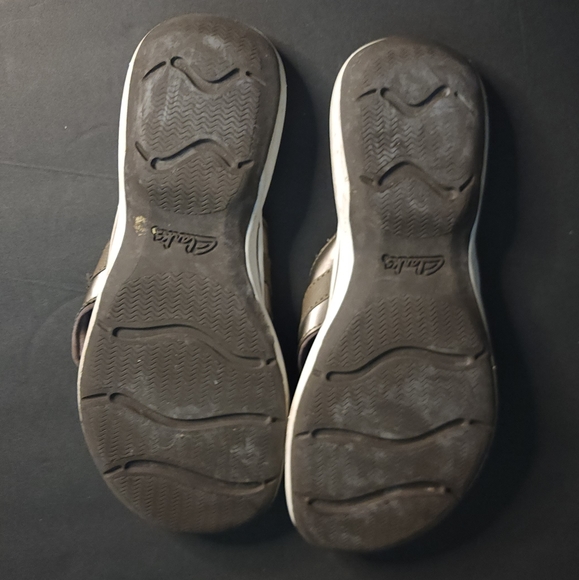 π 3 for $15 Deal! πClarks flip flop sandals 6M brown with white design - Picture 6 of 7